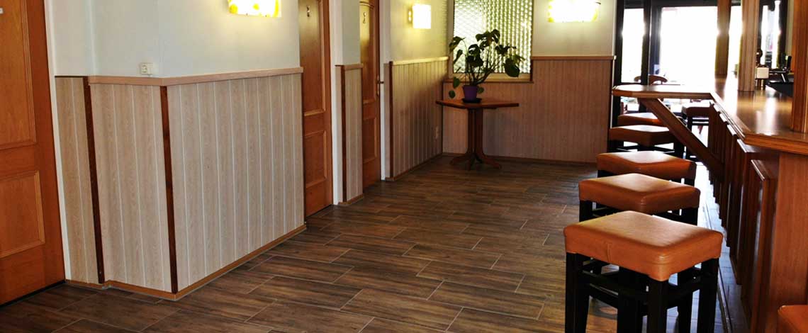 Innenraum mit Barhockern